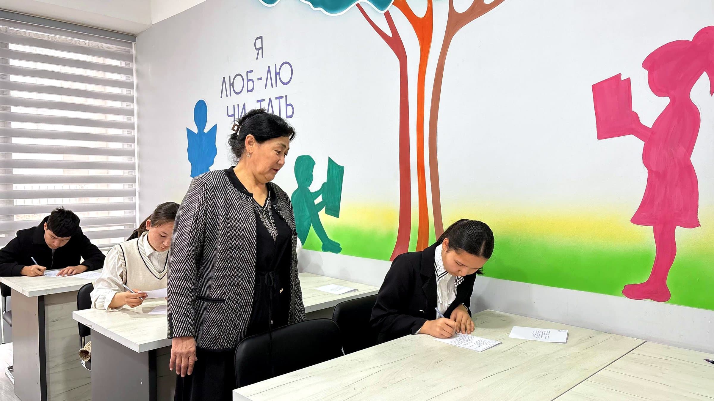 Yorugʻ oʻquv xonasida imtihon topshirayotgan talabalar