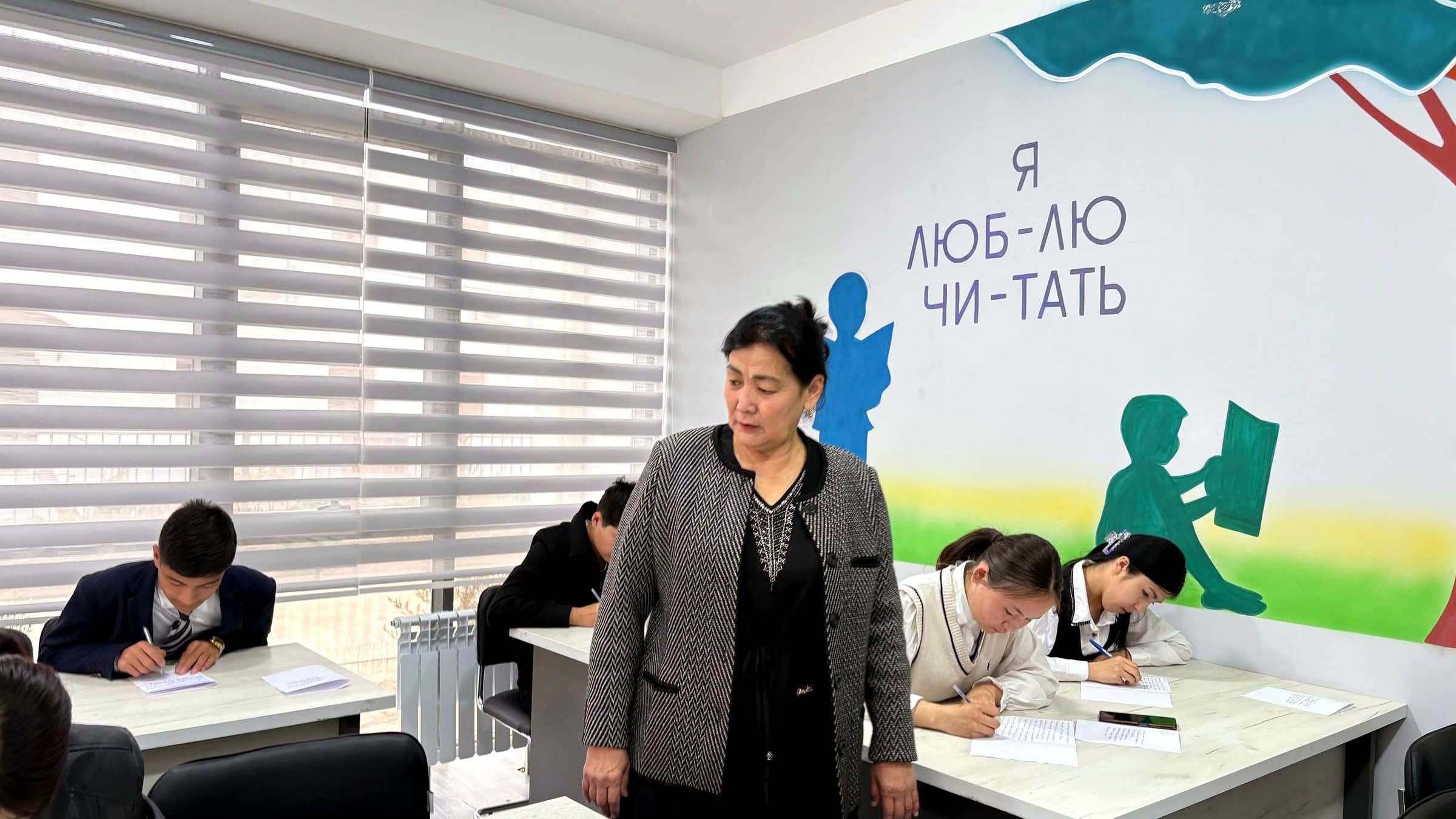 Техникум директоры Лизахан Мамутова заманагөй оқыў ханасында оқыўшылар менен сабақ өткермекте