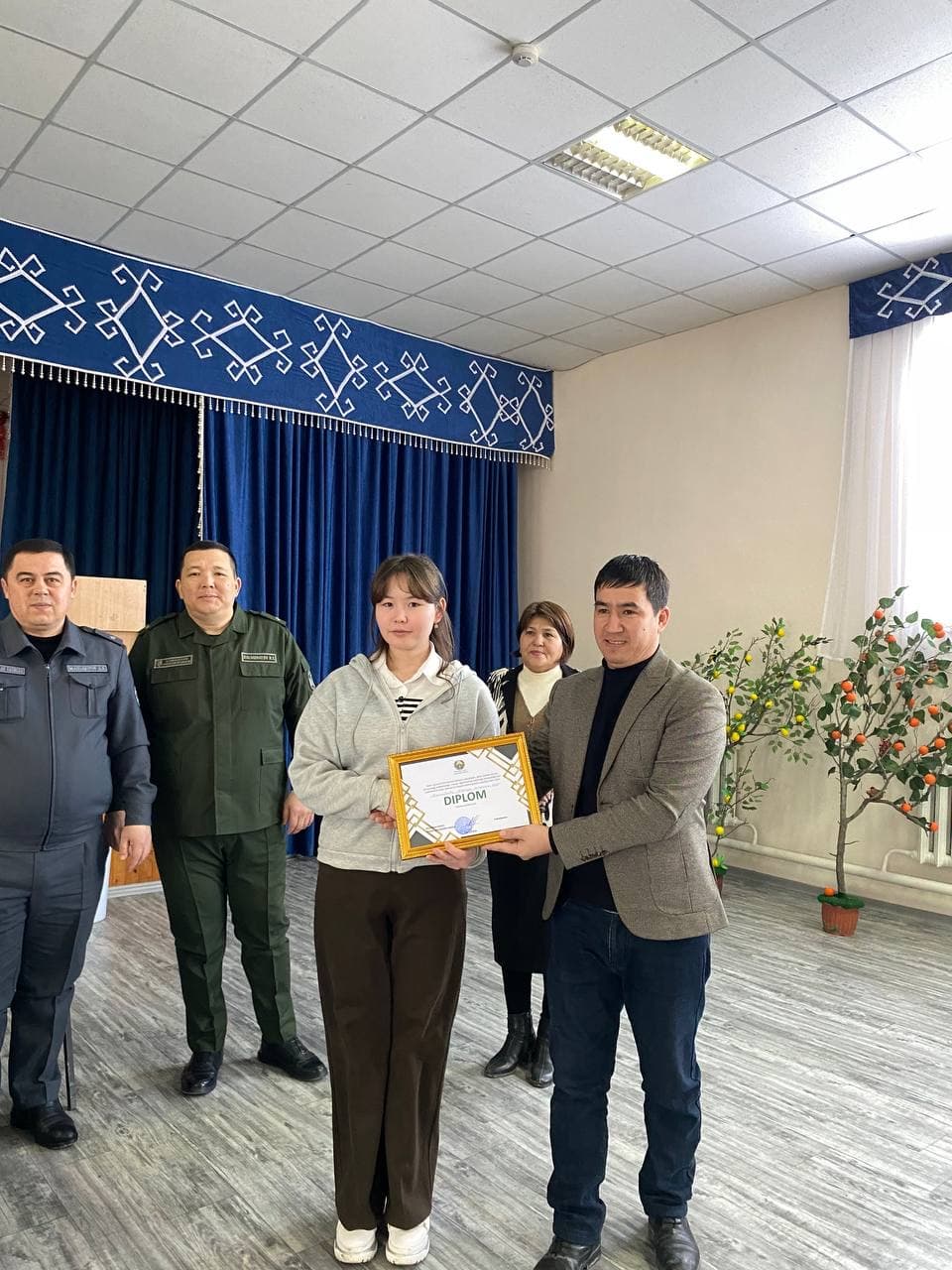 Оқыўшыға диплом тапсырыў мәресими — мәжилислер залында