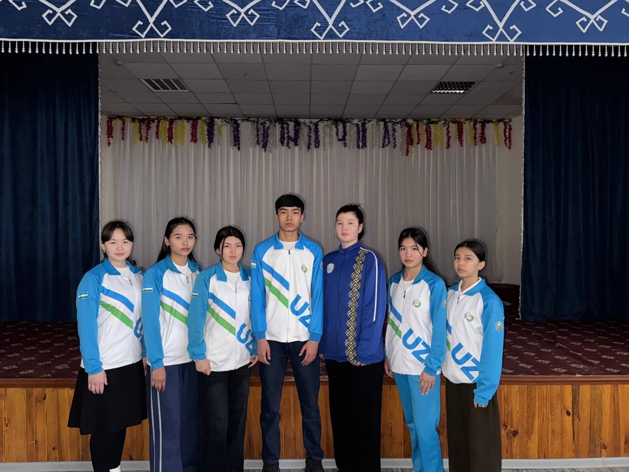 Sportchi talabalar jamoasi murabbiyi bilan majlislar zalida